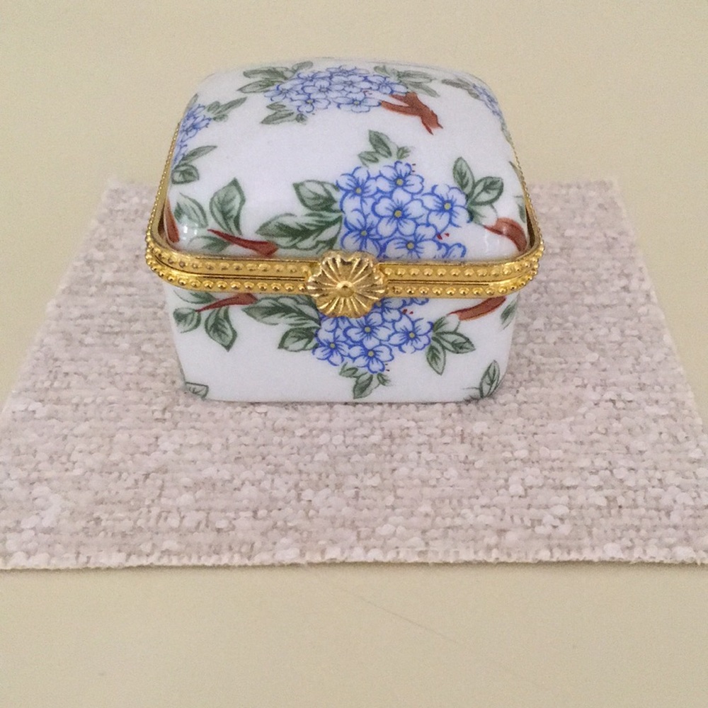 Pretty trinket box, new